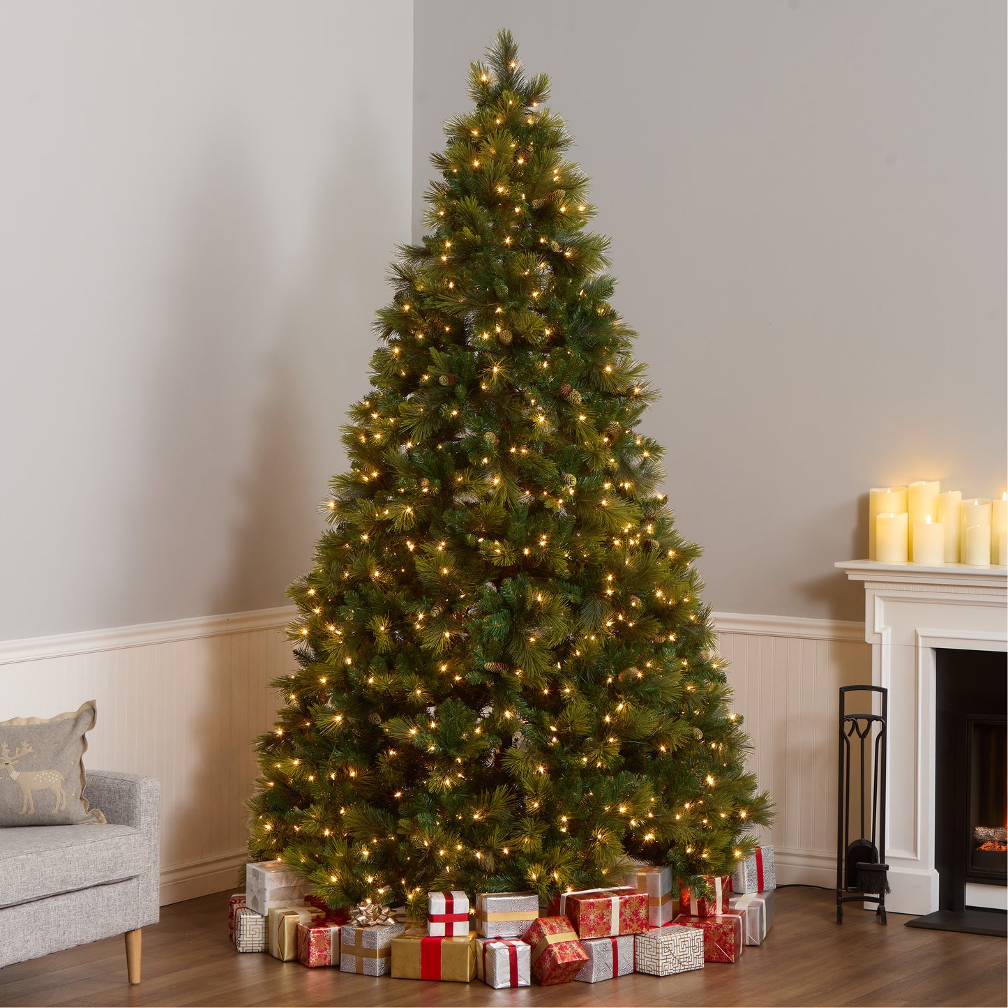 9 ft. Pre-Lit Carolina Pine Tree with Clear Lights with 900 Clear Lights
