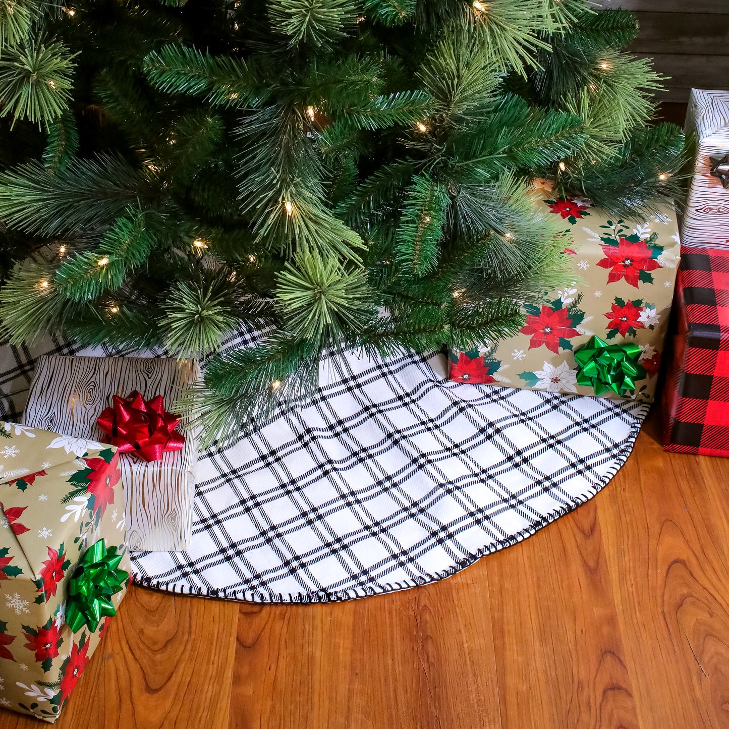 48 in. HGTV Home Collection Black White Ric Rac Border Tree Skirt